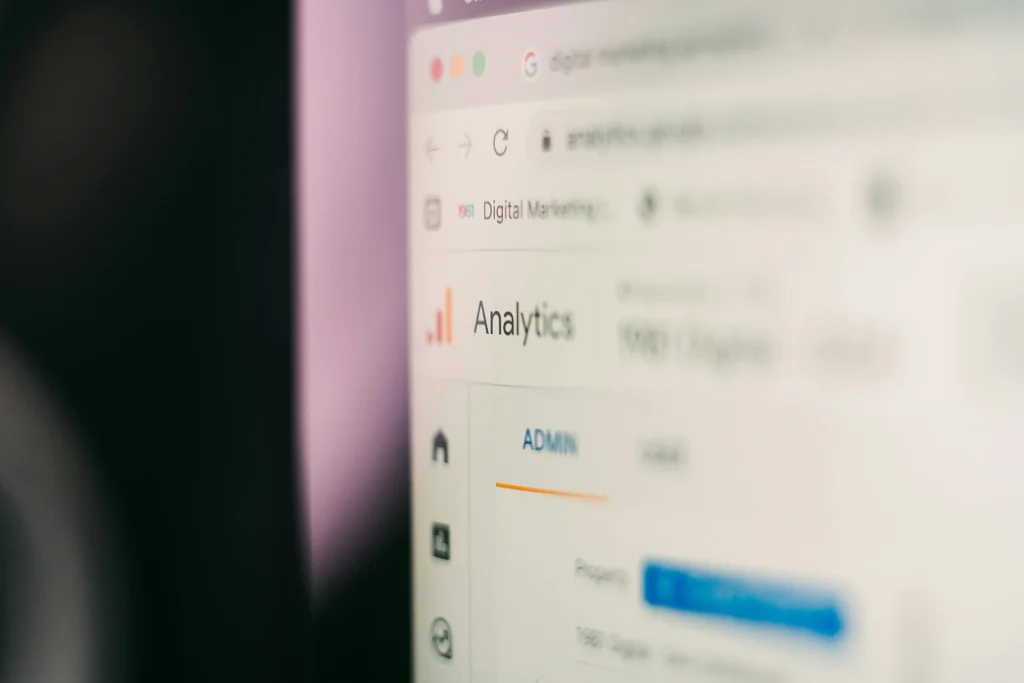 Una pantalla de notebook muestra la plataforma Google Analytics