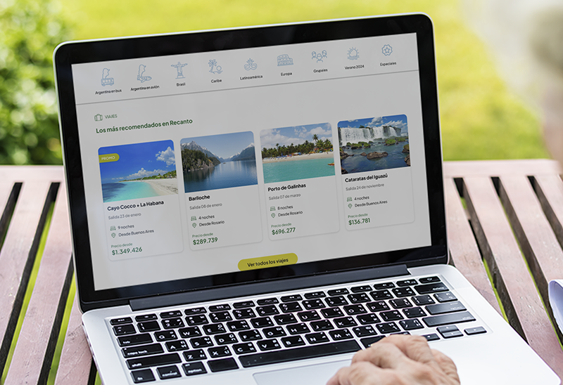 Computadora portátil con sitio web de empresa de turismo que muestra paquetes de viajes para visualizar un tipo de página web y cuanto cuesta 